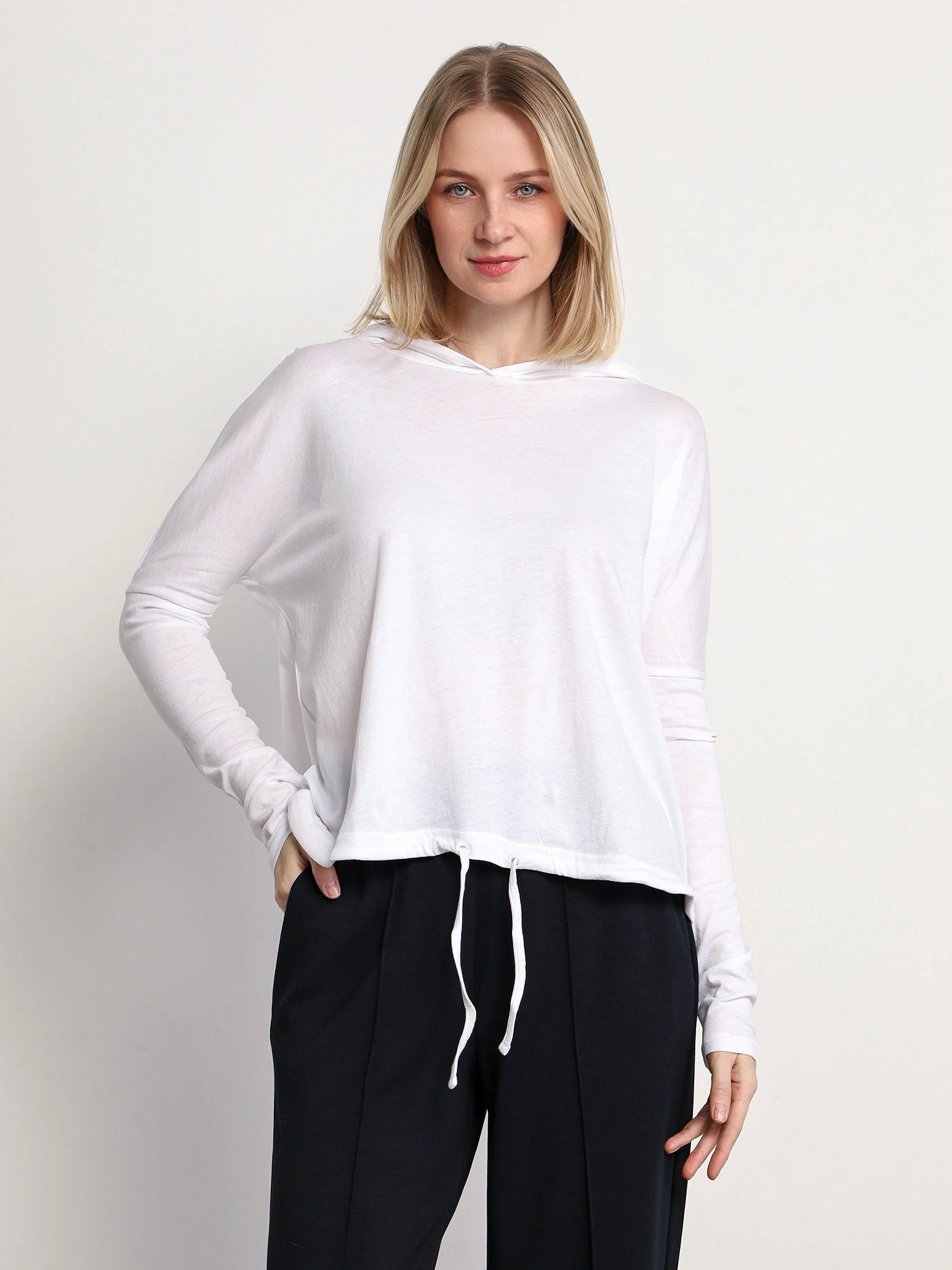 Футболка белого цвета из хлопка с капюшоном